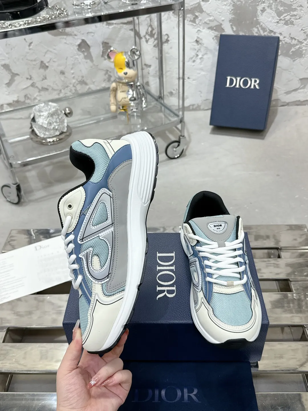 Men's men's shoes 💰600❤️❤️❤️High version Dior Dior's latest color matching B30 series reflective dad sneakers original 17380💰 purchased for development and production Brand new B30 sneakers Dad Shoes style shoes that follow the trend of the retro market The Dior logo on the tongue also indicates that this pair of shoes is the B30 model! B30 uses fine-textured leather and mesh cloth materials to form a shoe body. There are conspicuous letters CD on both sides of the shoe body to indicate identity. Many lines on the shoe body outline details to make the shoes look less monotonous and full of retro flavor. The delivery counter is exquisitely packaged🛍📦 ▪️Fabric: Original customized technical fabric + mesh ▪️Inner lining: Customized breathable lining ▪️Outsole: Original molded IP foam + TPU outsole ▪️Sole thickness: 3.5CM ▪️Size: Women’s size 35-40 / Men’s size 39-46